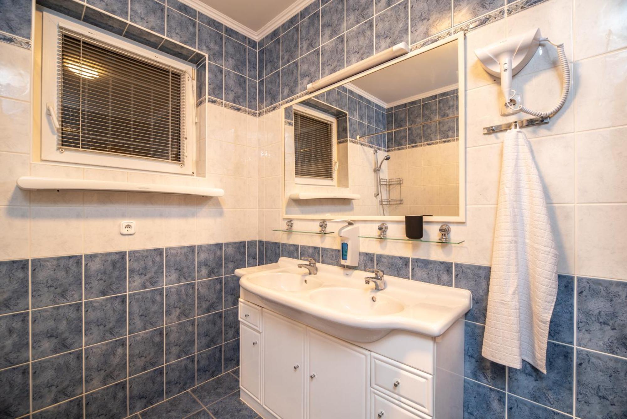 Grand Apartmanhaz Gyenesdias Luaran gambar